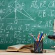 Nowoczesne wyposażenie biura szkolnego z komputerem i materiałami edukacyjnymi