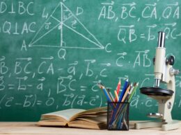 Nowoczesne wyposażenie biura szkolnego z komputerem i materiałami edukacyjnymi
