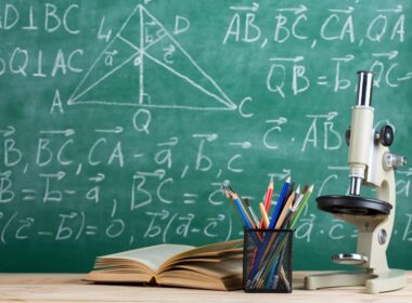 Nowoczesne wyposażenie biura szkolnego z komputerem i materiałami edukacyjnymi