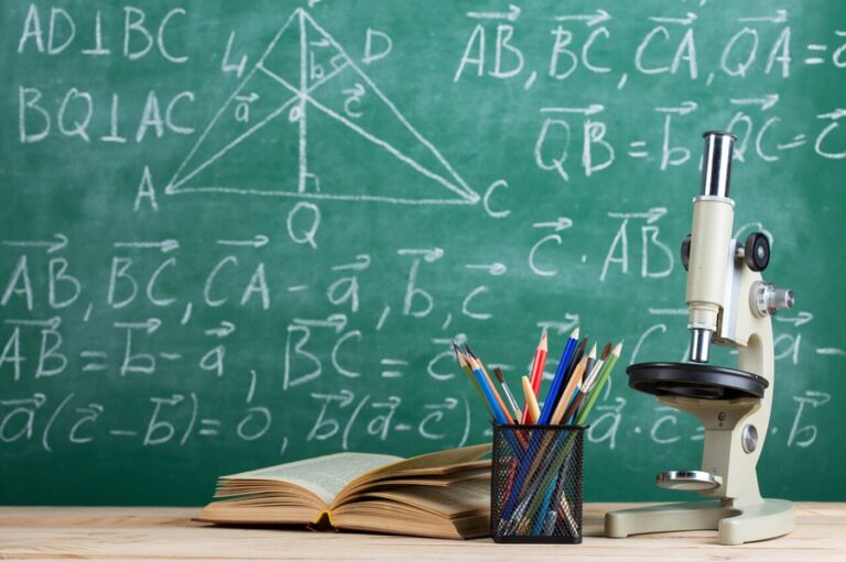 Nowoczesne wyposażenie biura szkolnego z komputerem i materiałami edukacyjnymi