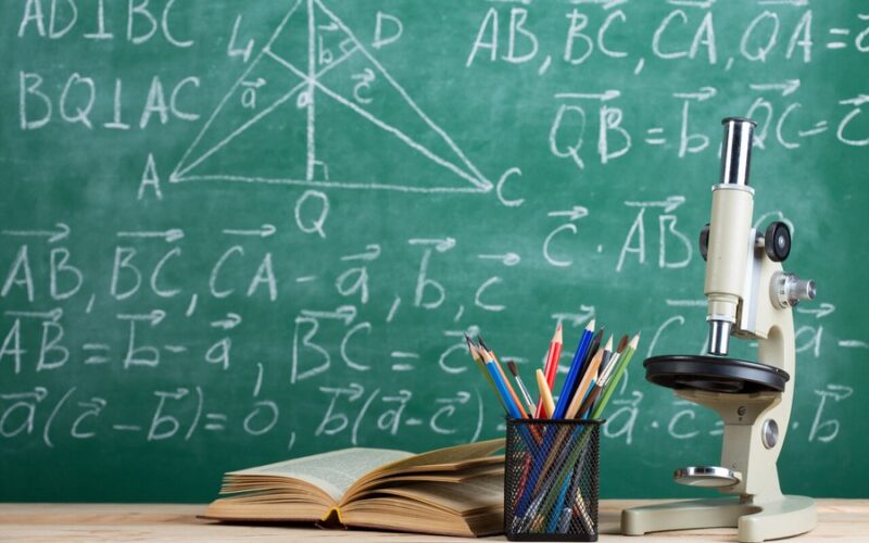 Nowoczesne wyposażenie biura szkolnego z komputerem i materiałami edukacyjnymi